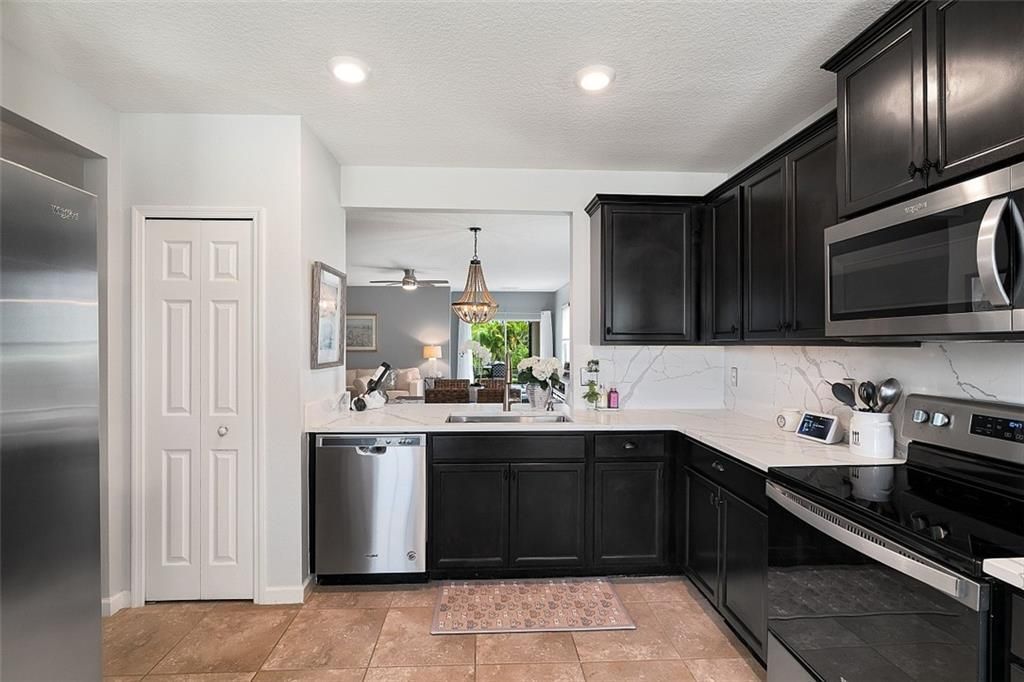 Activo con contrato: $379,900 (3 camas, 2 baños, 1736 Pies cuadrados)