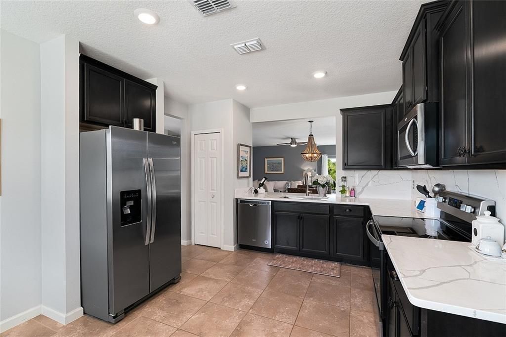 Activo con contrato: $379,900 (3 camas, 2 baños, 1736 Pies cuadrados)