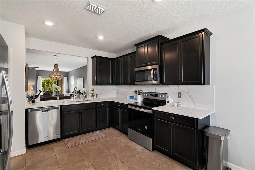 Activo con contrato: $379,900 (3 camas, 2 baños, 1736 Pies cuadrados)