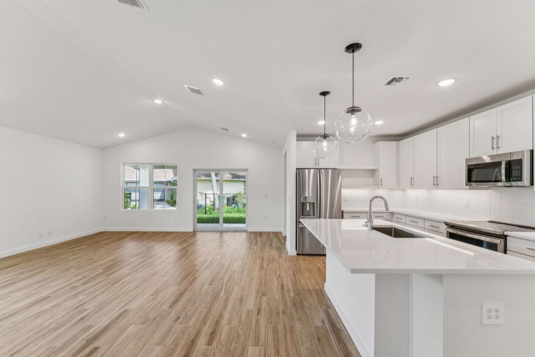 Active With Contract: $519,995 (4 beds, 3 baths, 2094 Square Feet)