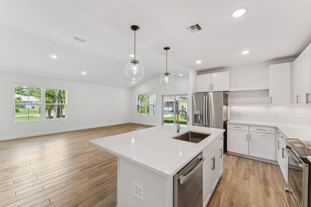 Active With Contract: $519,995 (4 beds, 3 baths, 2094 Square Feet)