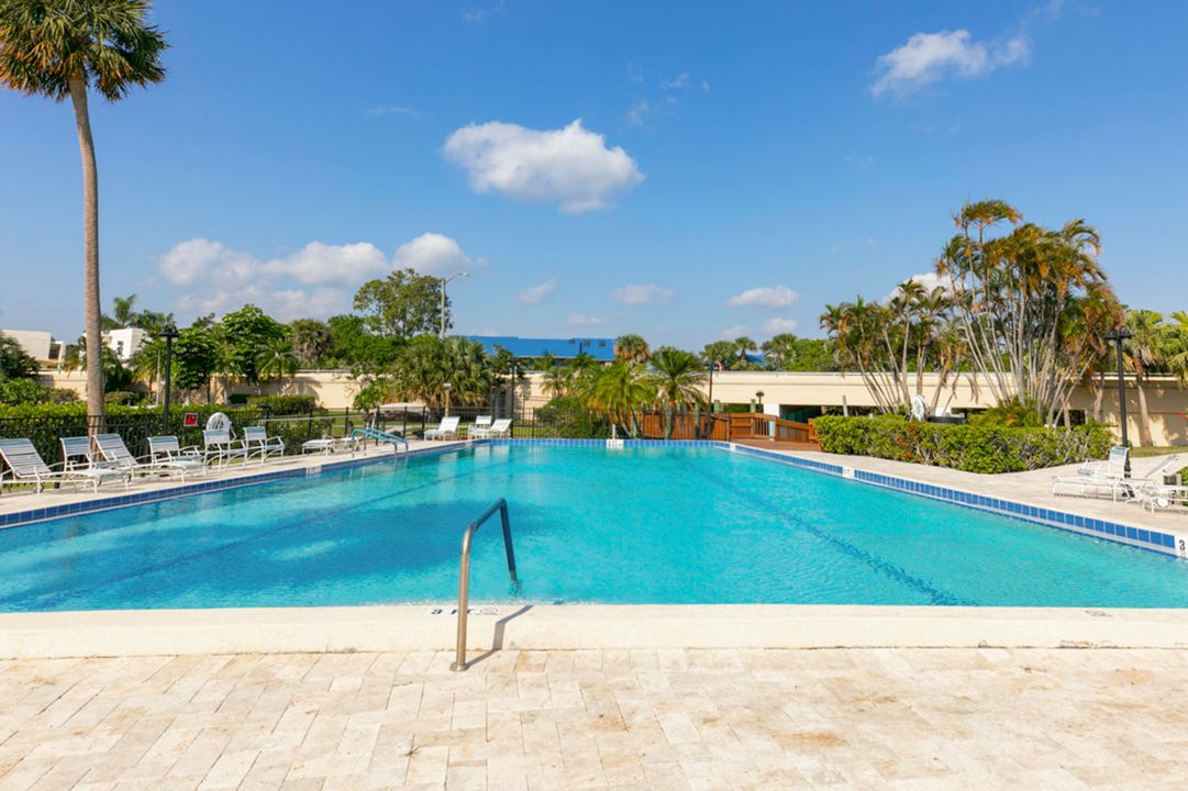 待售: $215,000 (2 贝兹, 1 浴室, 826 平方英尺)