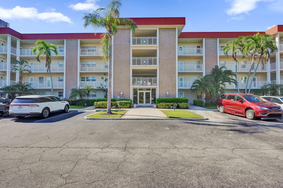 For Sale: $315,000 (1 beds, 1 baths, 900 Square Feet)