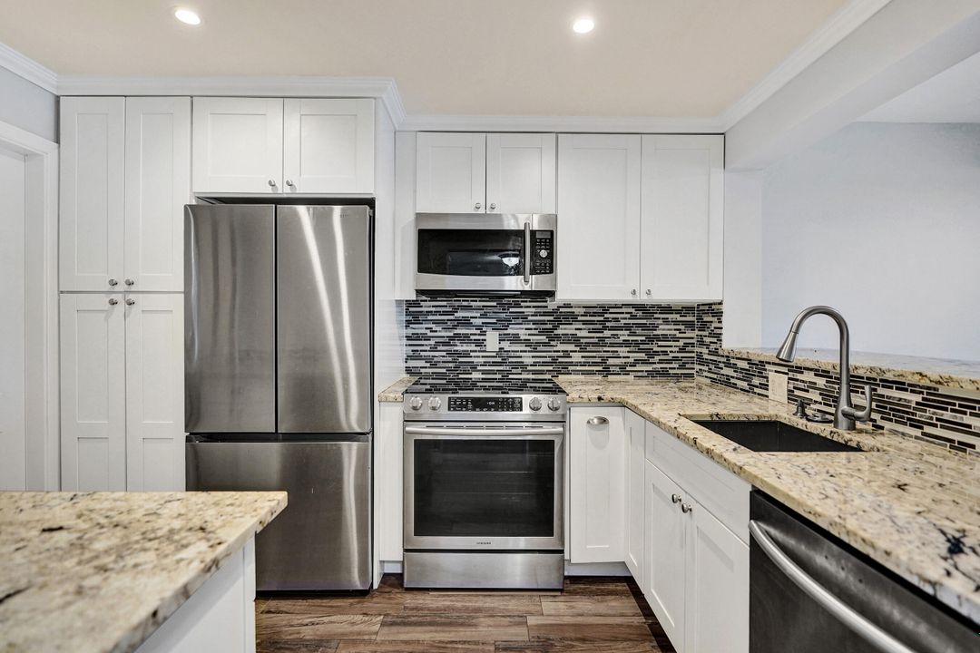 For Sale: $315,000 (1 beds, 1 baths, 900 Square Feet)