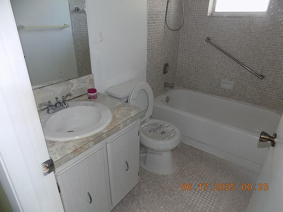 Active With Contract: $59,900 (2 beds, 2 baths, 907 Square Feet)