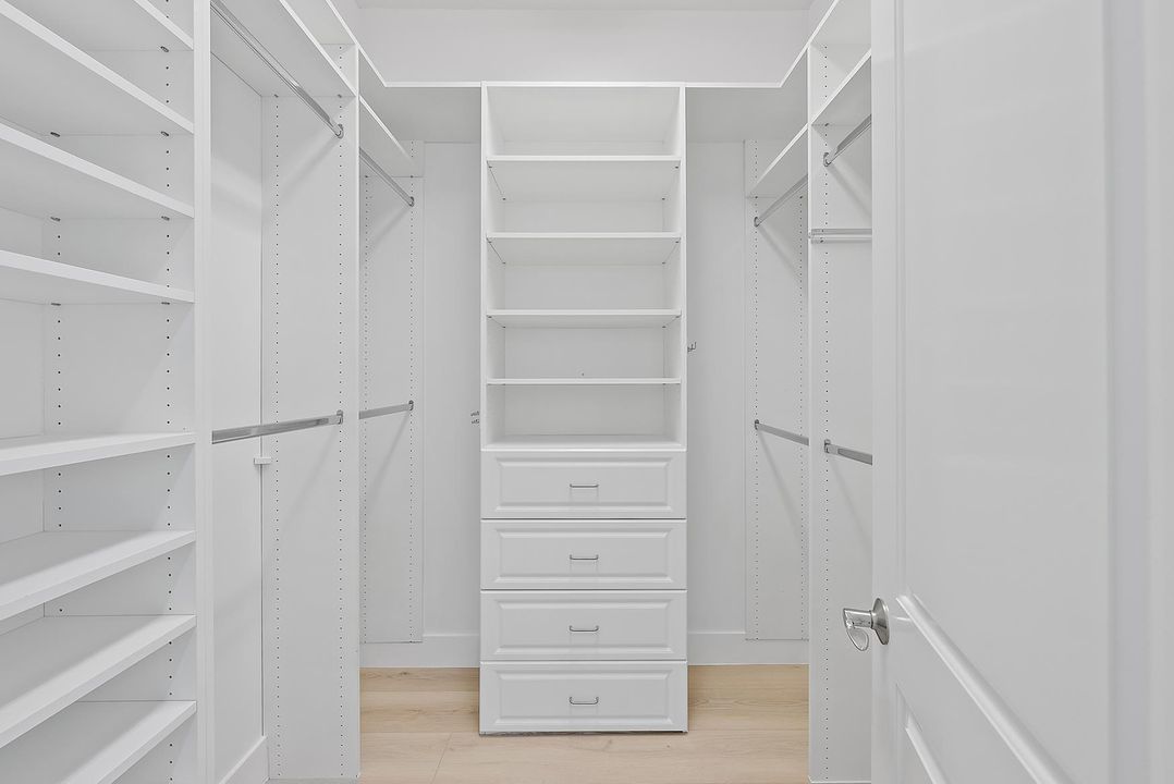 Activo con contrato: $2,539,000 (4 camas, 3 baños, 3741 Pies cuadrados)