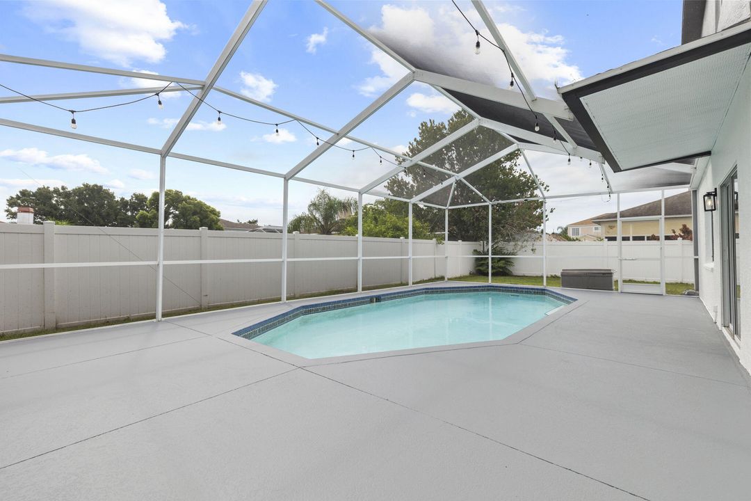 Под контрактом: $590,000 (5 спален, 3 ванн, 3174 Квадратных фут)