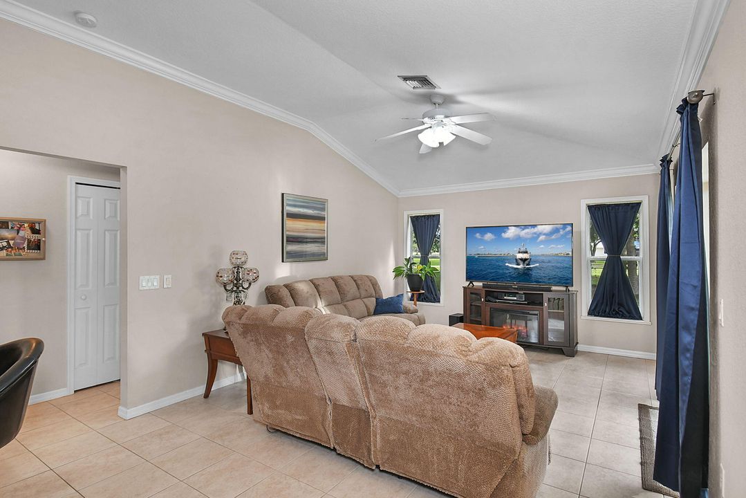 For Sale: $625,000 (3 beds, 2 baths, 1939 Square Feet)