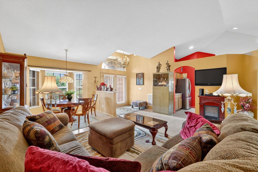 合同活跃: $530,000 (4 贝兹, 2 浴室, 2185 平方英尺)