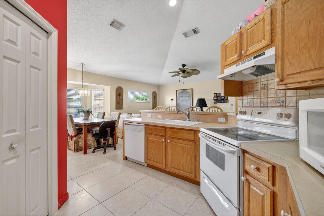 合同活跃: $530,000 (4 贝兹, 2 浴室, 2185 平方英尺)