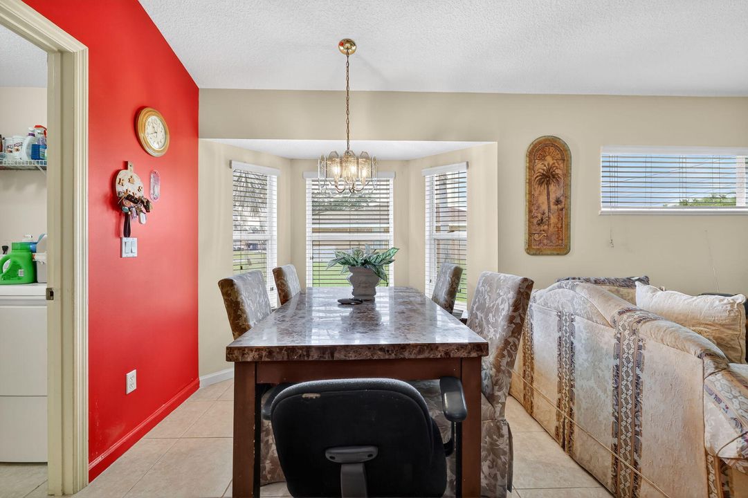 合同活跃: $530,000 (4 贝兹, 2 浴室, 2185 平方英尺)