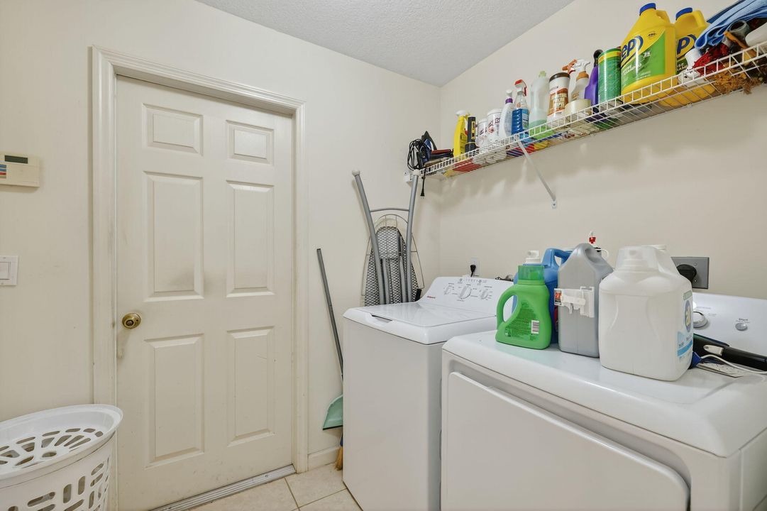 合同活跃: $530,000 (4 贝兹, 2 浴室, 2185 平方英尺)