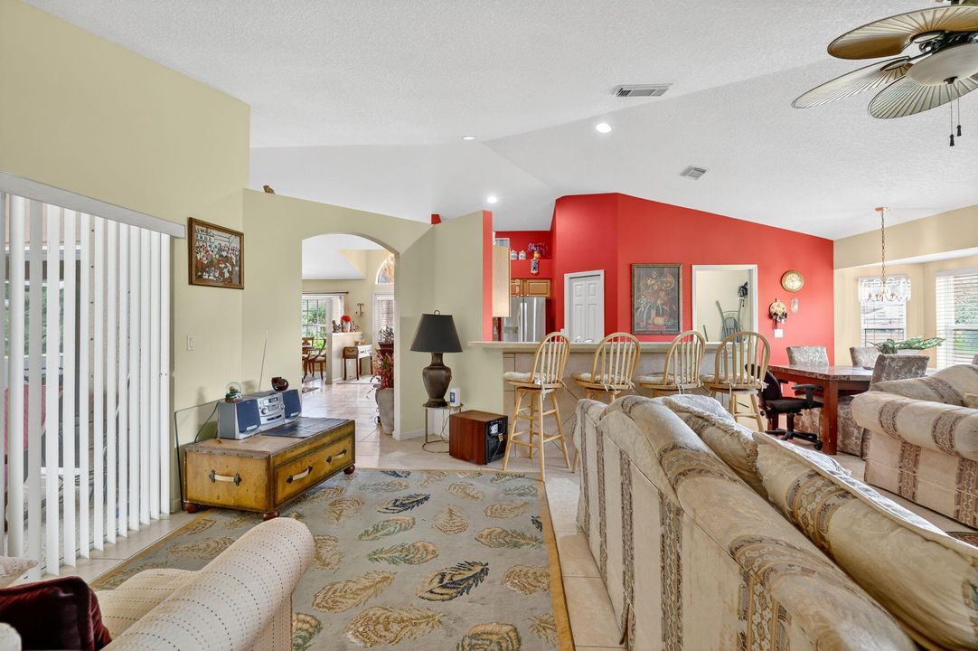 合同活跃: $530,000 (4 贝兹, 2 浴室, 2185 平方英尺)