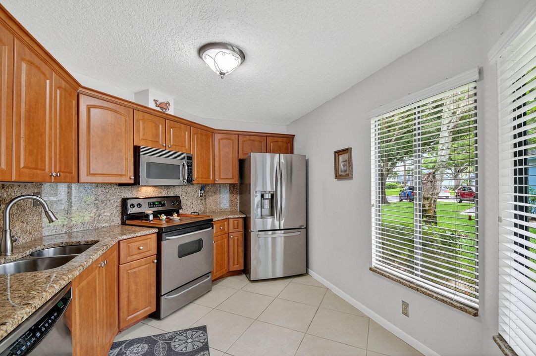 На продажу: $269,000 (3 спален, 2 ванн, 1225 Квадратных фут)