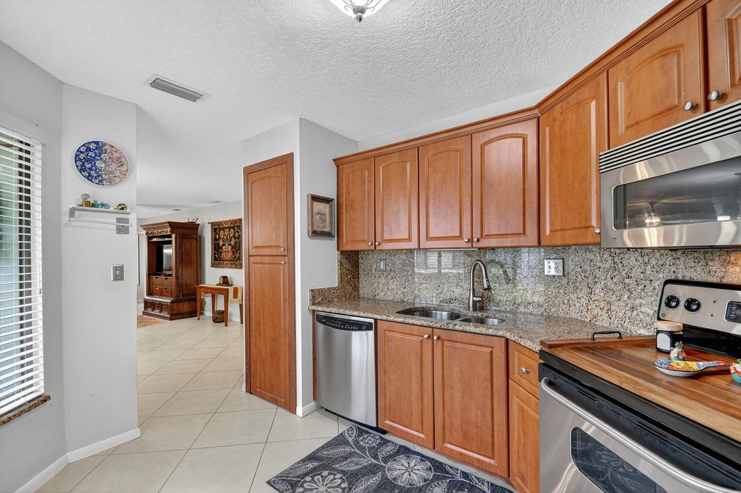 На продажу: $269,000 (3 спален, 2 ванн, 1225 Квадратных фут)