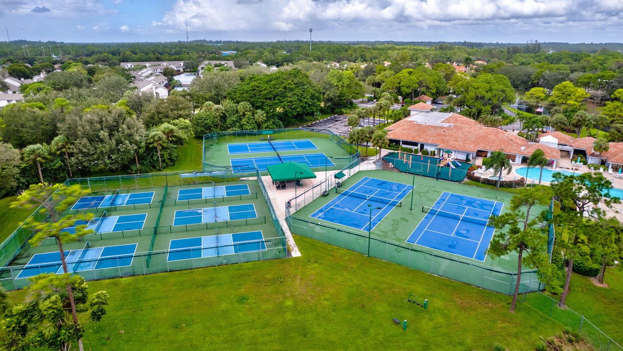 На продажу: $269,000 (3 спален, 2 ванн, 1225 Квадратных фут)