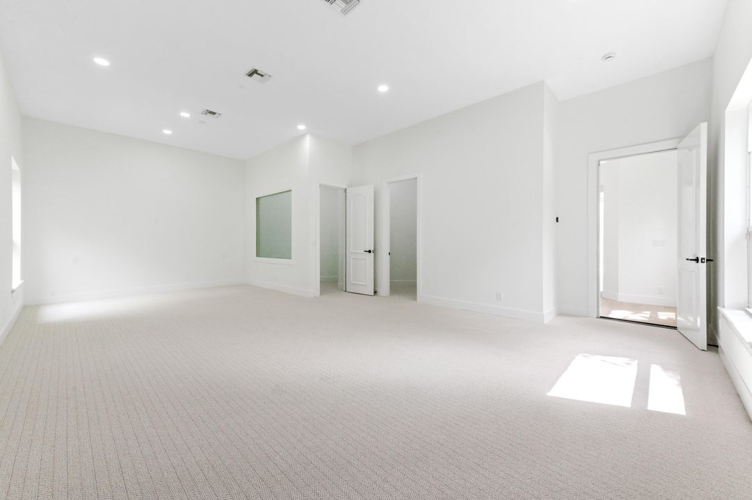 For Sale: $3,199,000 (5 beds, 5 baths, 5633 Square Feet)