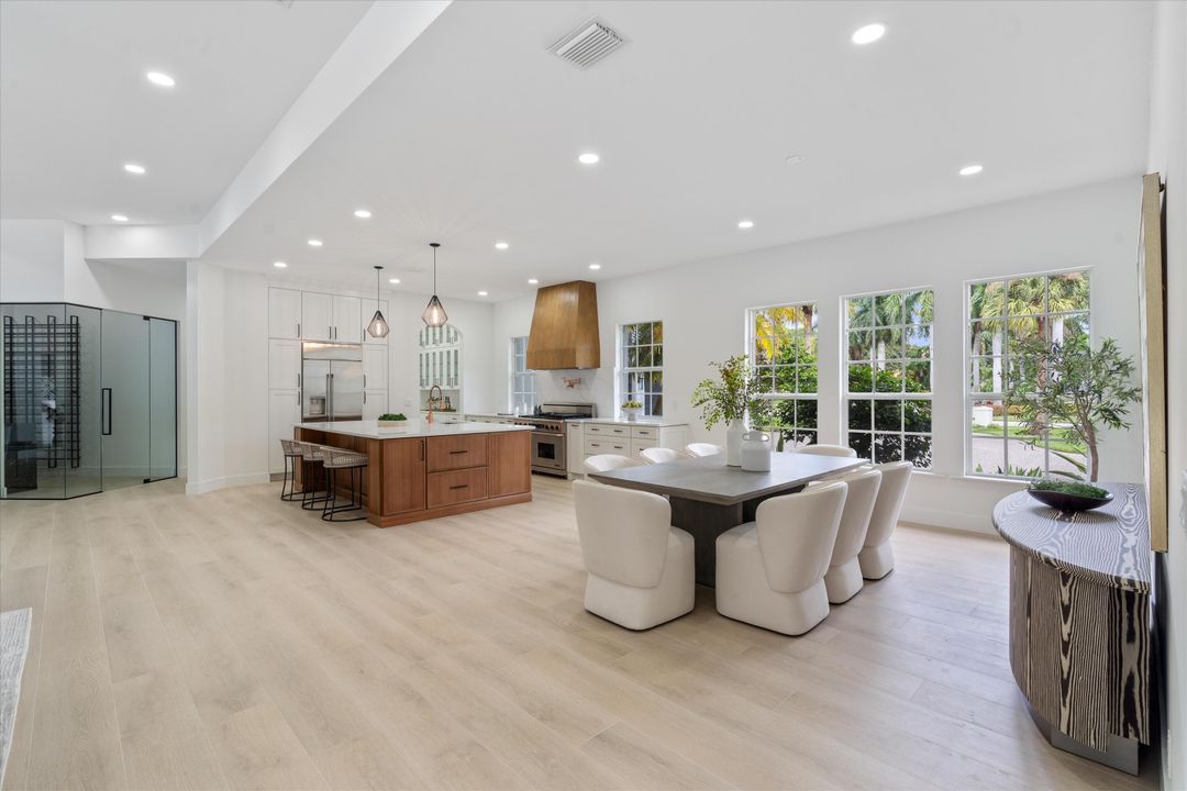 For Sale: $3,199,000 (5 beds, 5 baths, 5633 Square Feet)