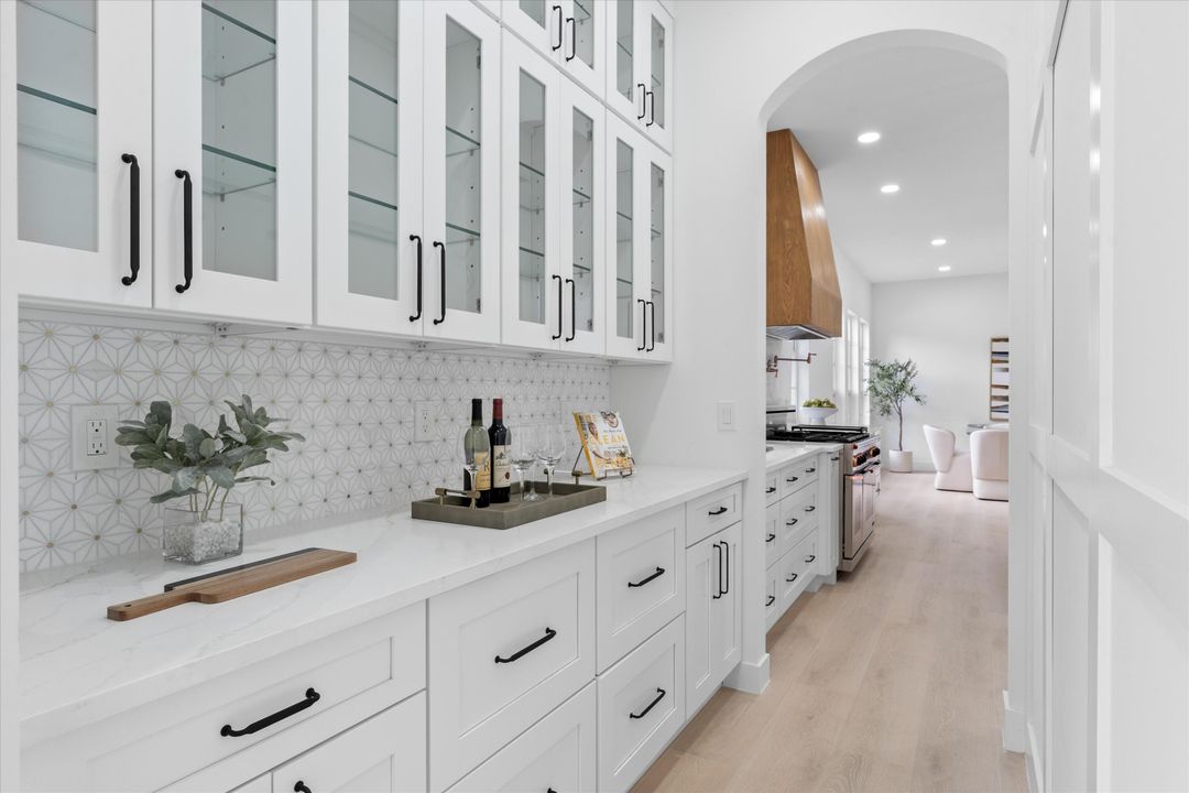 For Sale: $3,199,000 (5 beds, 5 baths, 5633 Square Feet)