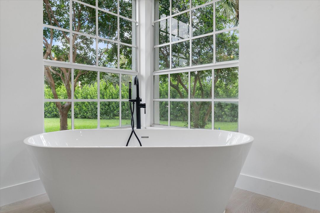 For Sale: $3,199,000 (5 beds, 5 baths, 5633 Square Feet)