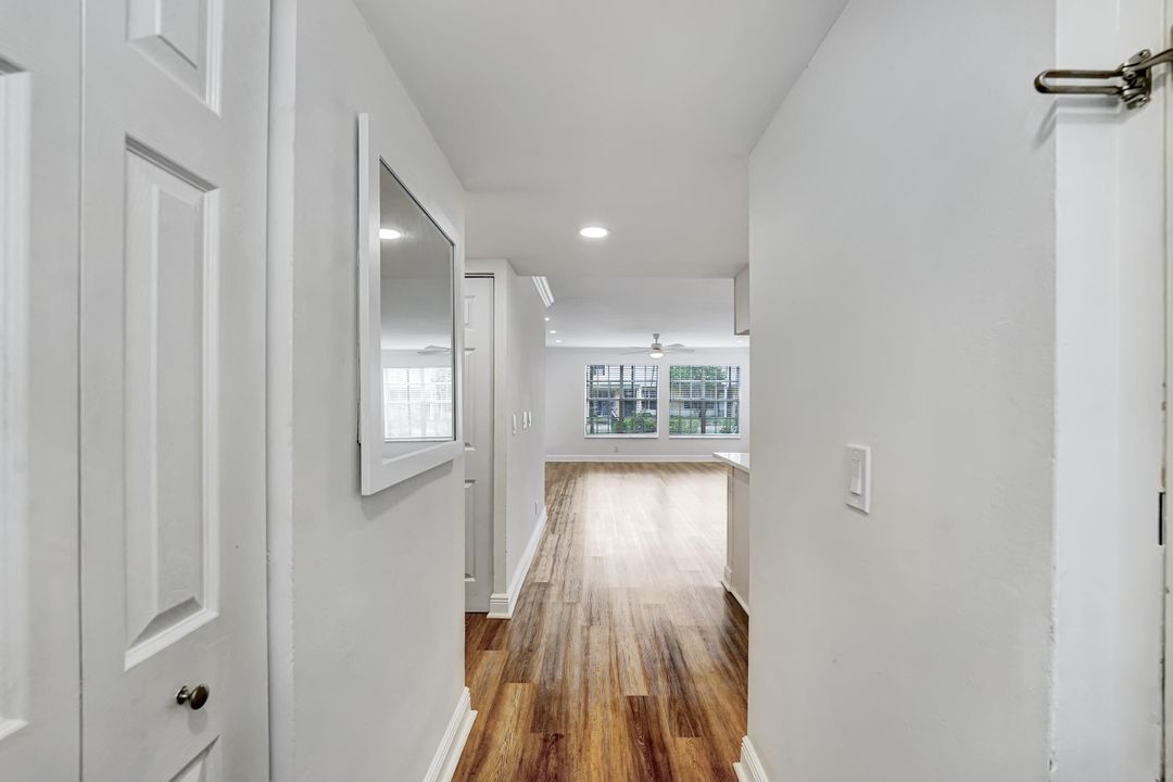 Active With Contract: $270,000 (2 beds, 2 baths, 981 Square Feet)
