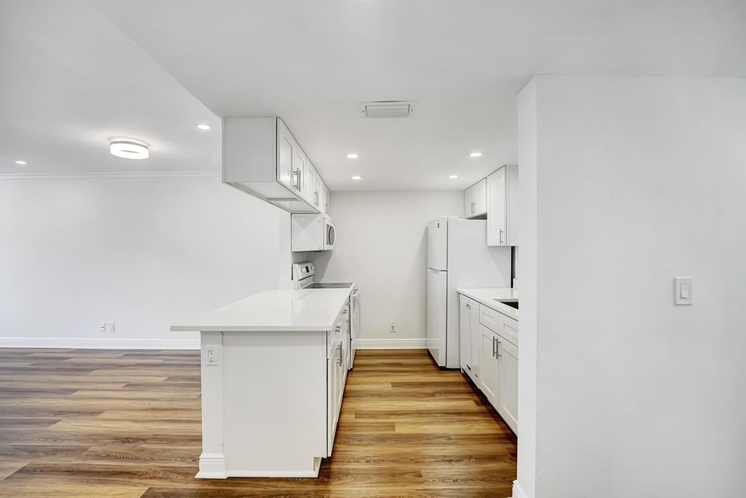 Active With Contract: $270,000 (2 beds, 2 baths, 981 Square Feet)