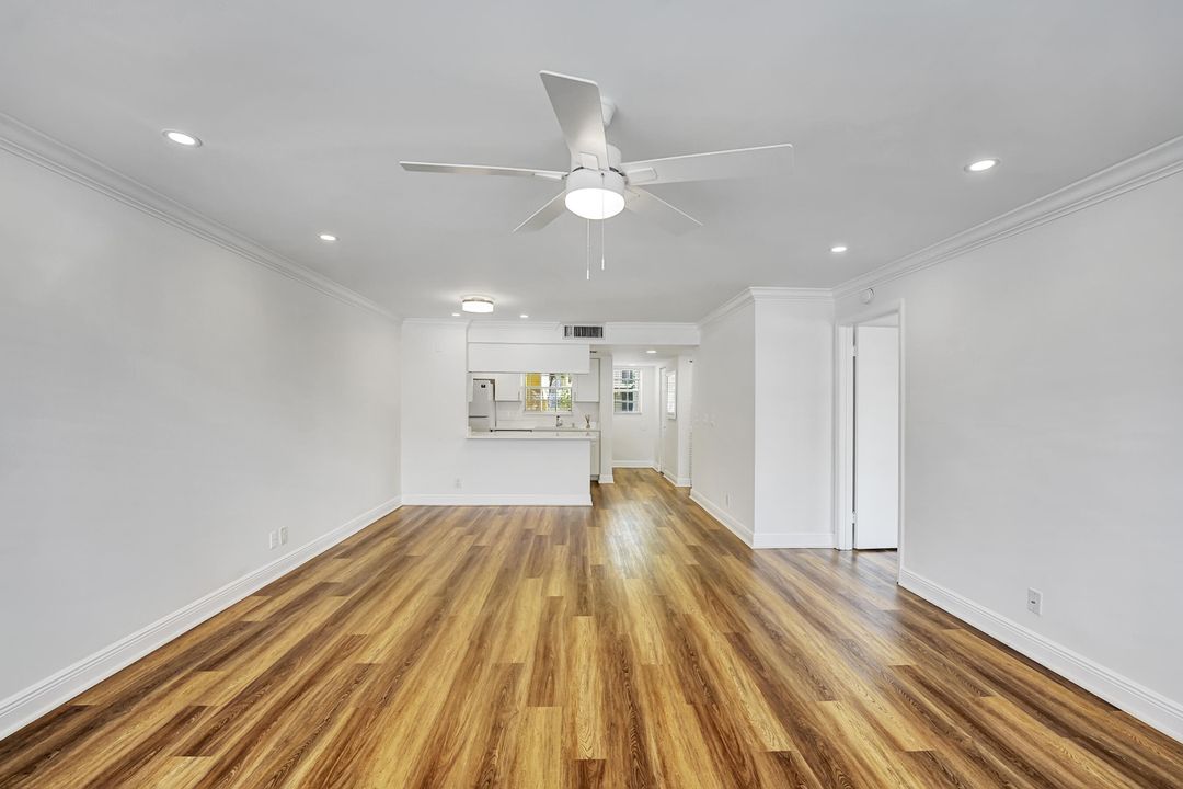 Active With Contract: $270,000 (2 beds, 2 baths, 981 Square Feet)