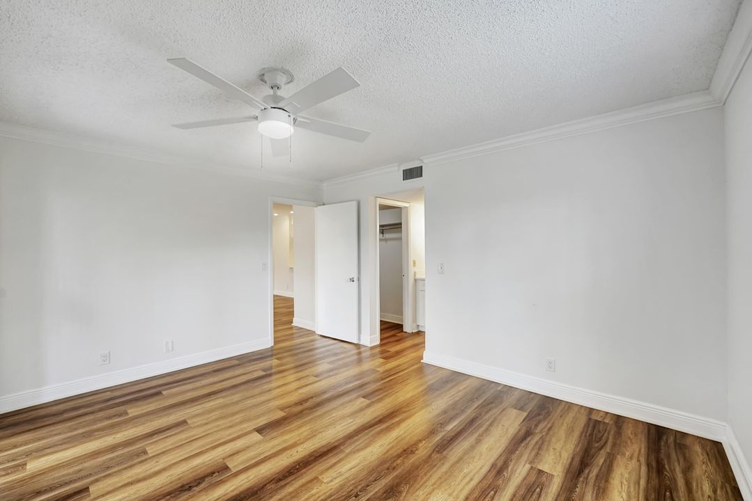 Active With Contract: $270,000 (2 beds, 2 baths, 981 Square Feet)