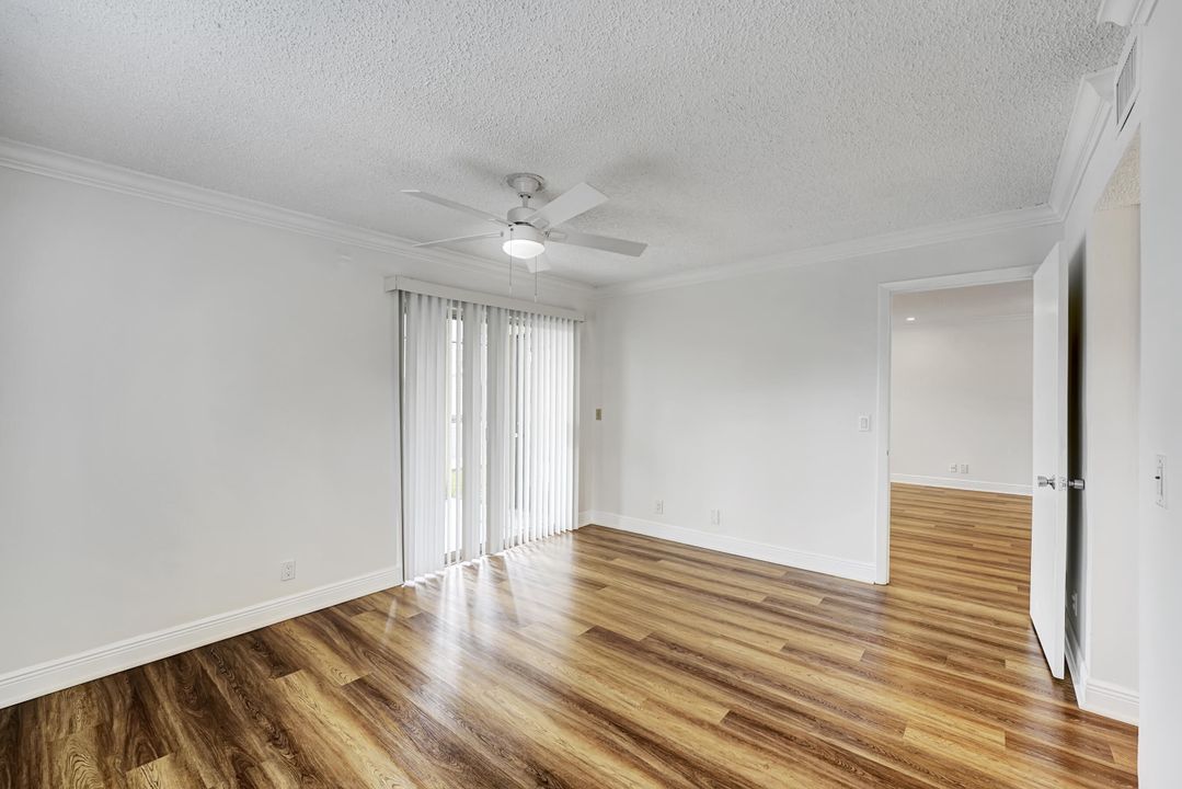 Active With Contract: $270,000 (2 beds, 2 baths, 981 Square Feet)