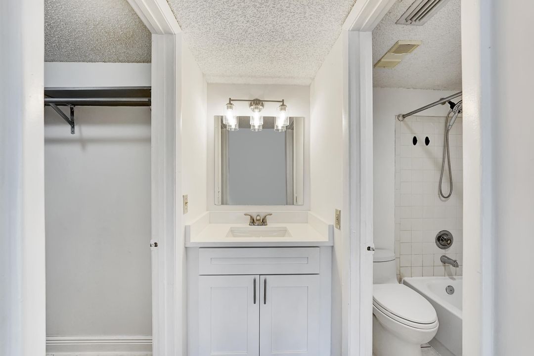 Active With Contract: $270,000 (2 beds, 2 baths, 981 Square Feet)