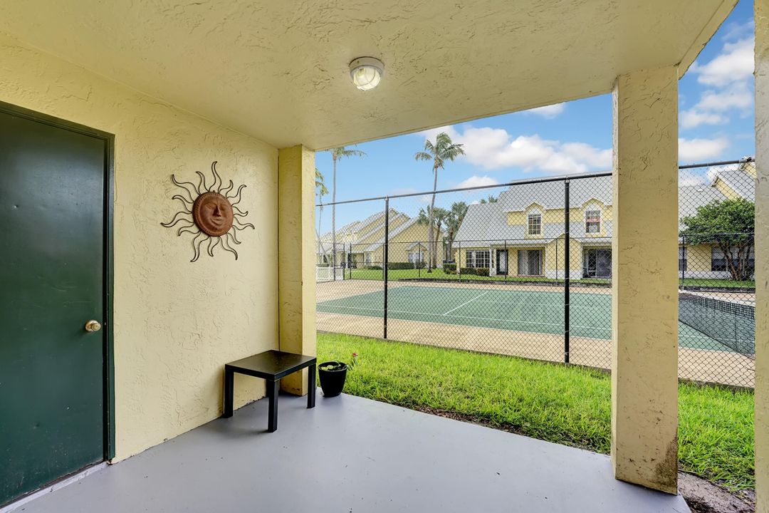 Active With Contract: $270,000 (2 beds, 2 baths, 981 Square Feet)