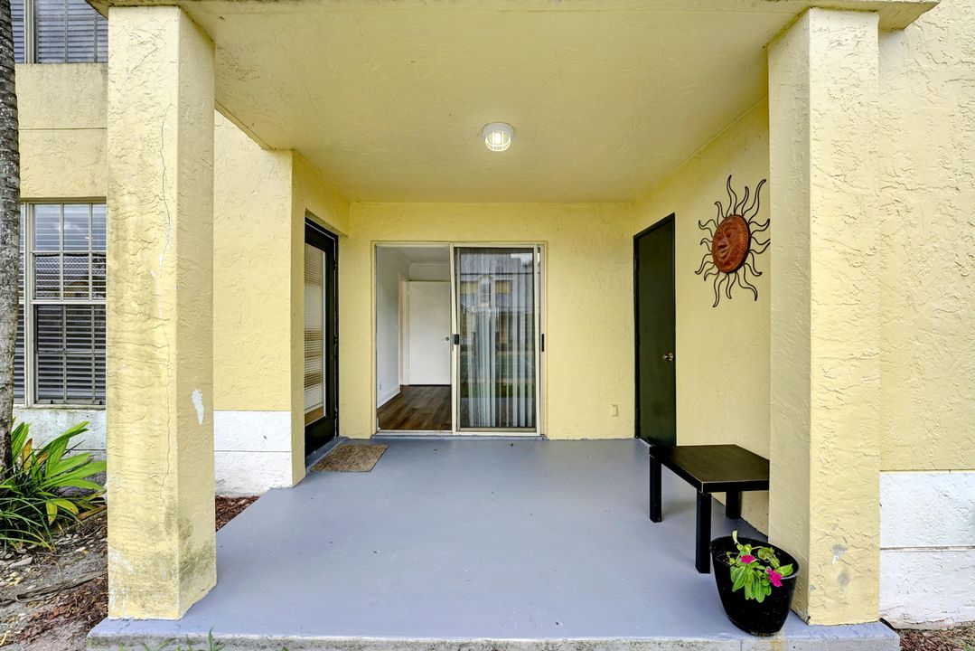 Active With Contract: $270,000 (2 beds, 2 baths, 981 Square Feet)