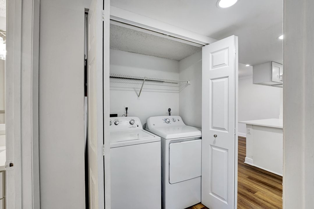 Active With Contract: $270,000 (2 beds, 2 baths, 981 Square Feet)