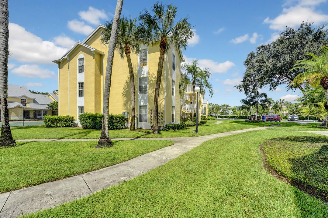 Active With Contract: $270,000 (2 beds, 2 baths, 981 Square Feet)