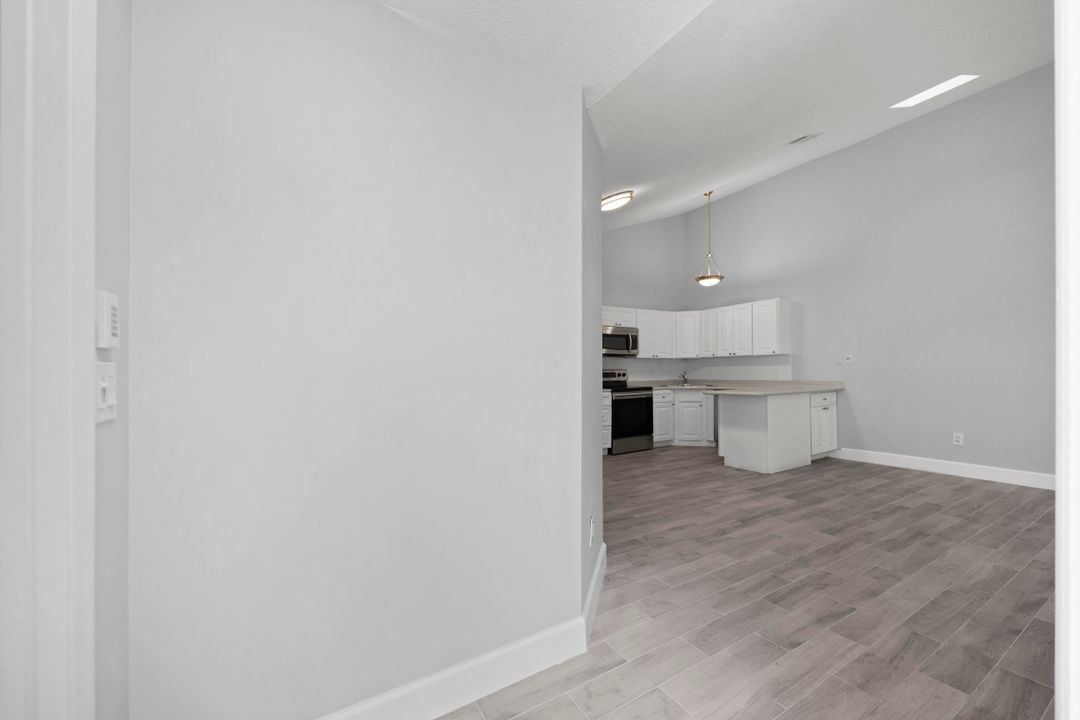 Под контрактом: $419,000 (2 спален, 2 ванн, 1276 Квадратных фут)