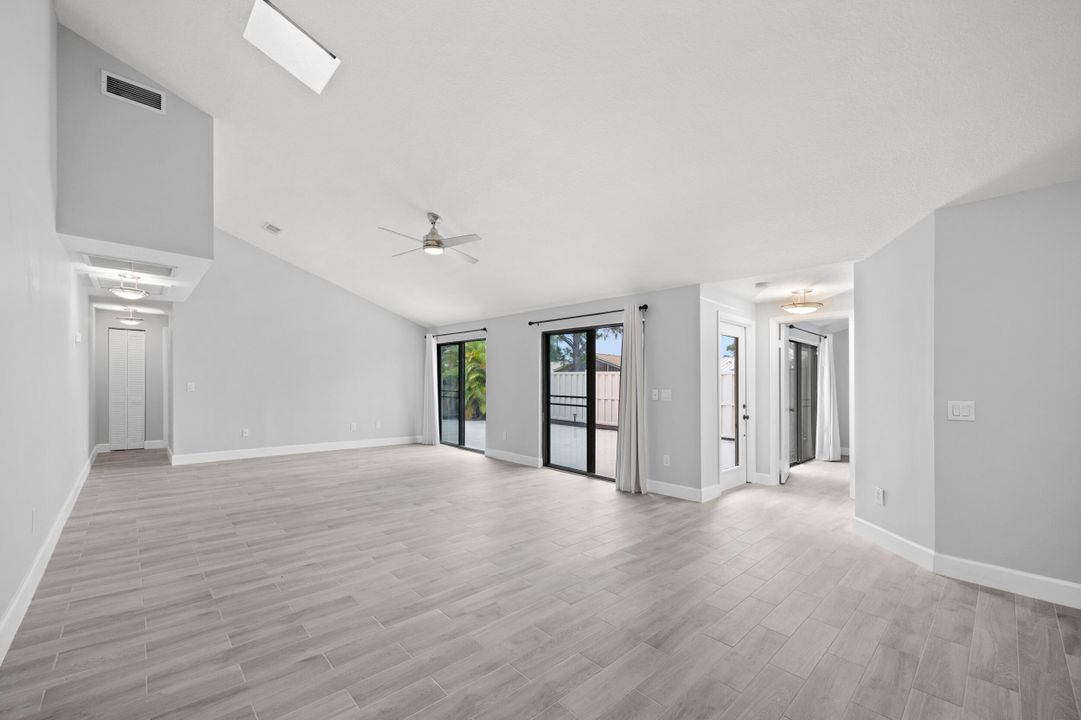 Под контрактом: $419,000 (2 спален, 2 ванн, 1276 Квадратных фут)