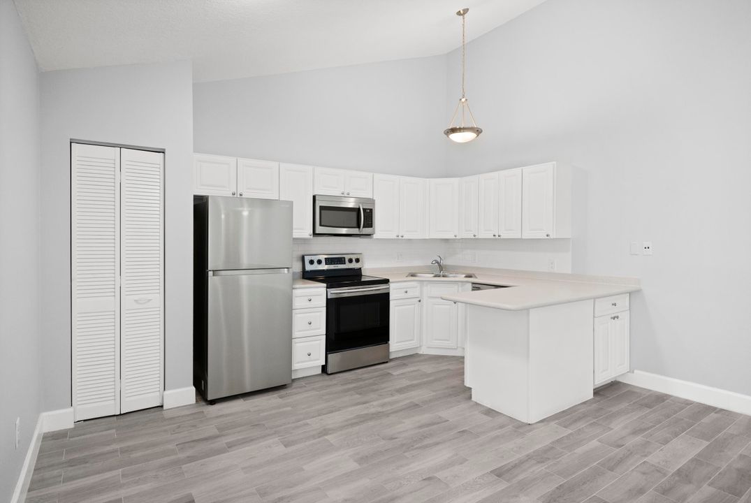 Под контрактом: $419,000 (2 спален, 2 ванн, 1276 Квадратных фут)