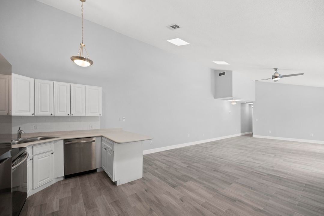 Под контрактом: $419,000 (2 спален, 2 ванн, 1276 Квадратных фут)