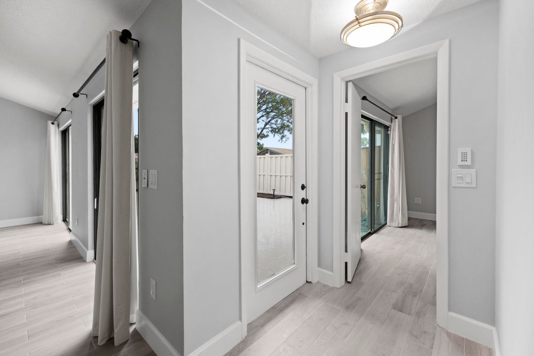 Под контрактом: $419,000 (2 спален, 2 ванн, 1276 Квадратных фут)