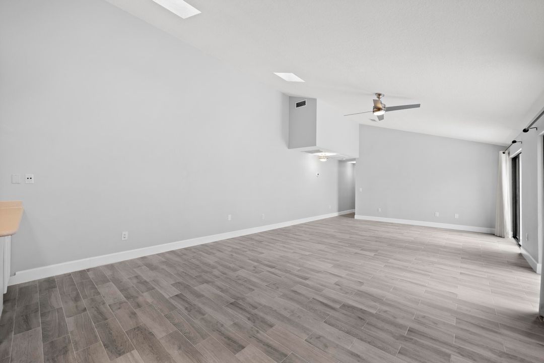 Под контрактом: $419,000 (2 спален, 2 ванн, 1276 Квадратных фут)