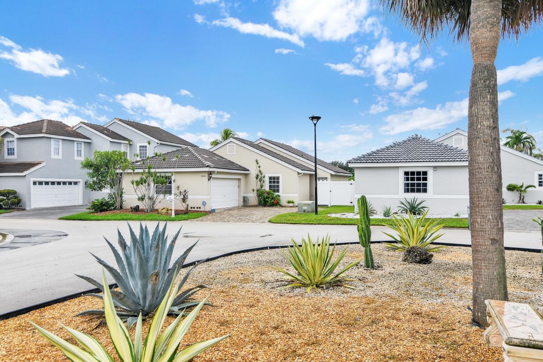 Под контрактом: $499,000 (3 спален, 2 ванн, 1700 Квадратных фут)