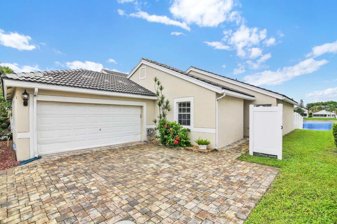 Под контрактом: $499,000 (3 спален, 2 ванн, 1700 Квадратных фут)