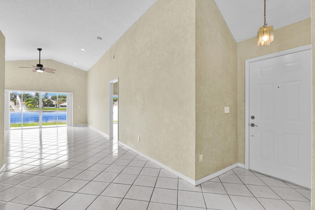 Под контрактом: $499,000 (3 спален, 2 ванн, 1700 Квадратных фут)