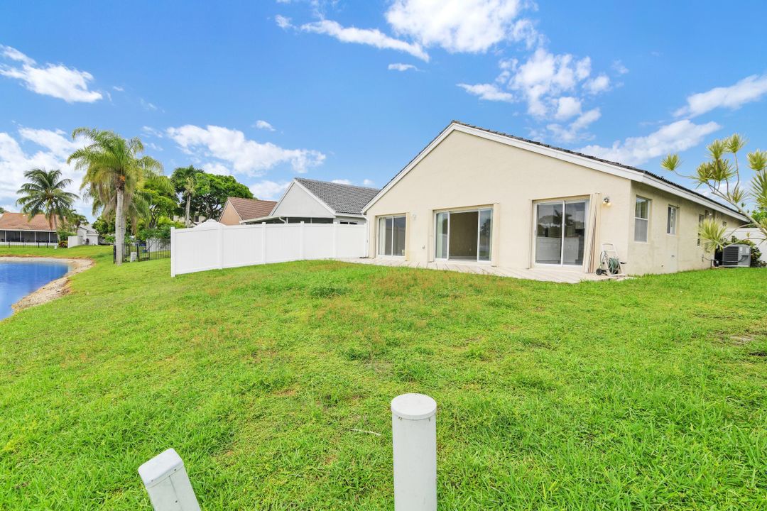 Под контрактом: $499,000 (3 спален, 2 ванн, 1700 Квадратных фут)