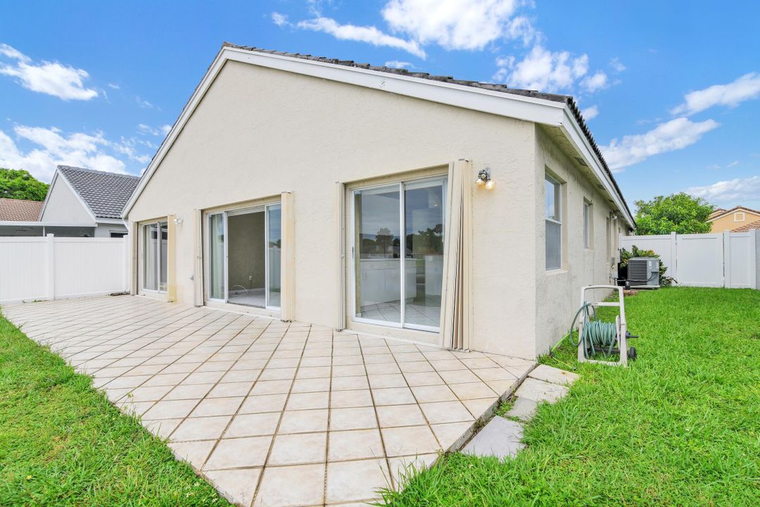 Под контрактом: $499,000 (3 спален, 2 ванн, 1700 Квадратных фут)