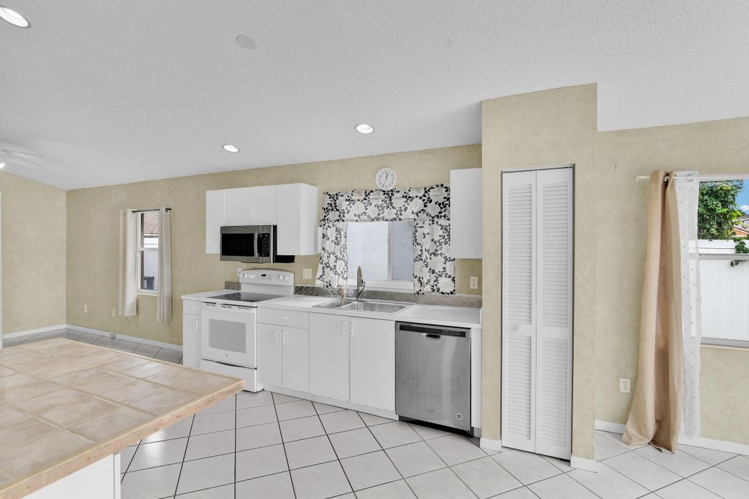 Под контрактом: $499,000 (3 спален, 2 ванн, 1700 Квадратных фут)