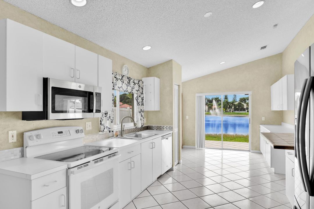 Под контрактом: $499,000 (3 спален, 2 ванн, 1700 Квадратных фут)