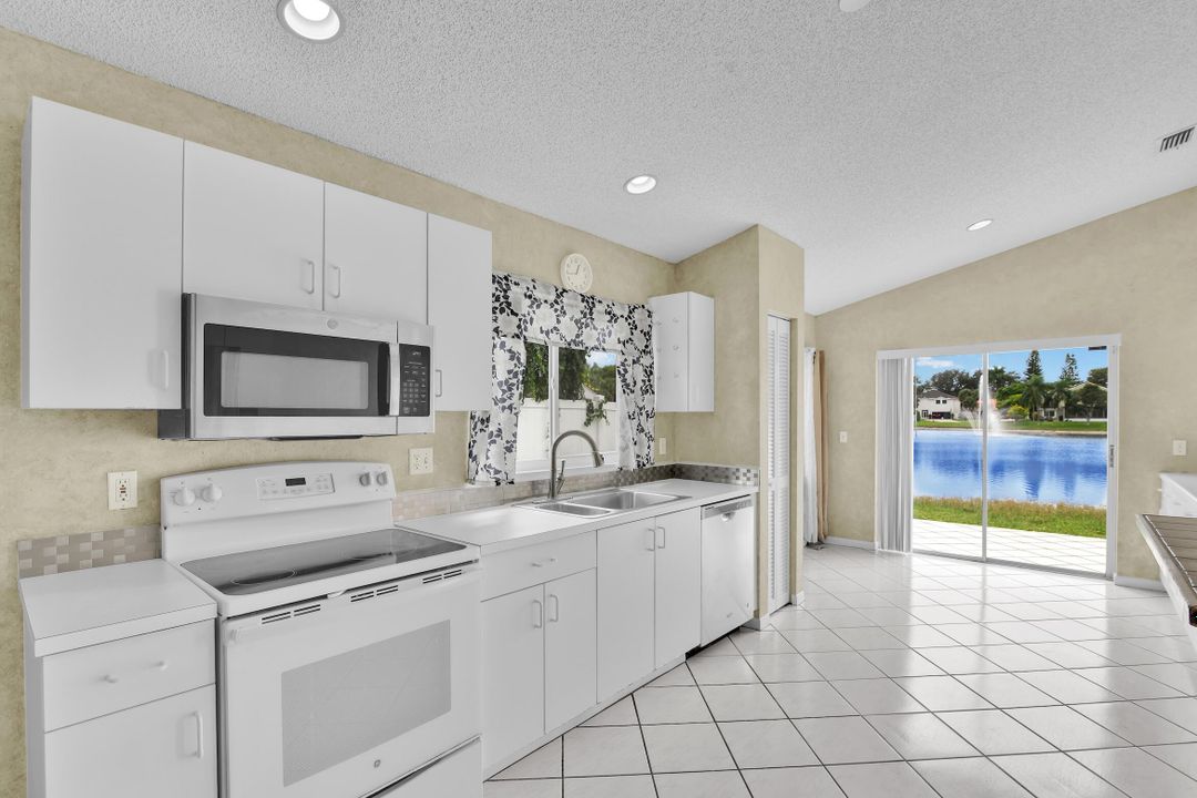 Под контрактом: $499,000 (3 спален, 2 ванн, 1700 Квадратных фут)