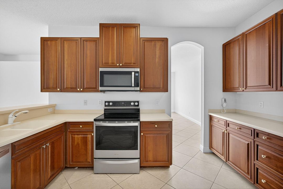 Active With Contract: $569,000 (4 beds, 2 baths, 2304 Square Feet)