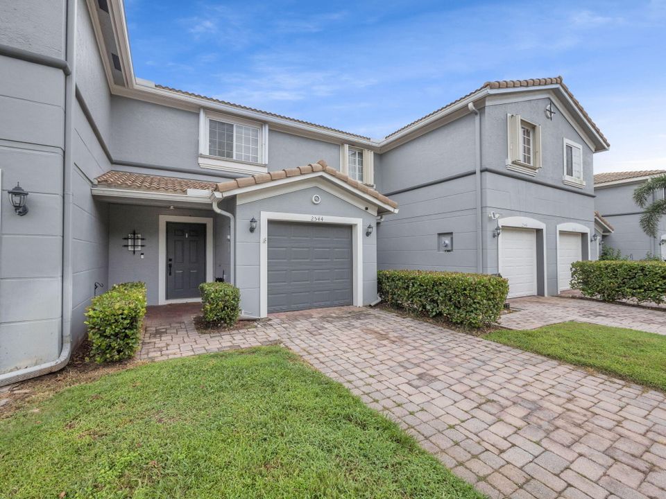 For Sale: $269,000 (2 beds, 2 baths, 1303 Square Feet)